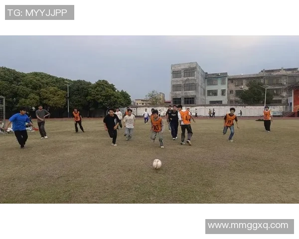 女子足球风潮席卷校园展现青春活力与团队精神 女子足球风潮席卷校园展现青春活力与团队精神